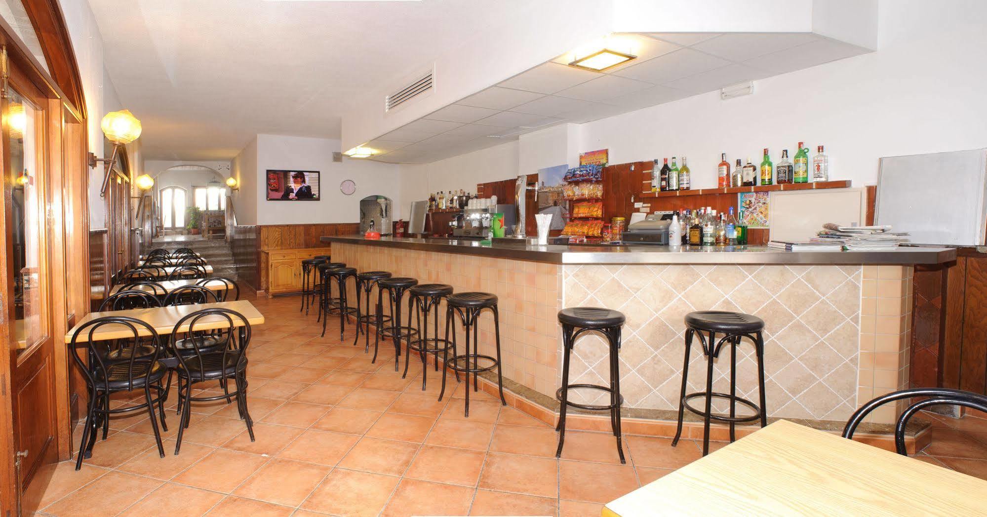 Hostal Montana San Antonio  Ngoại thất bức ảnh